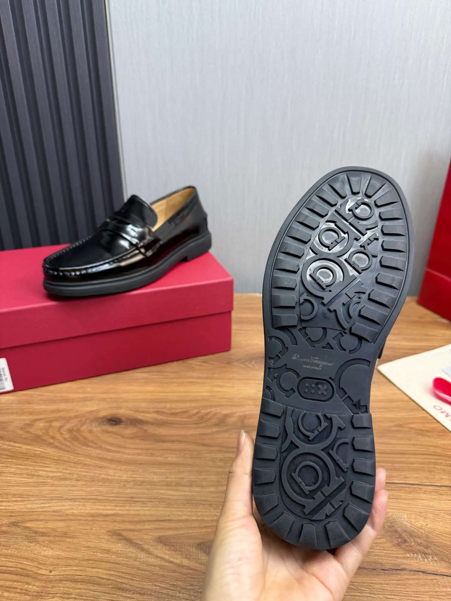Men's shoes 💰800💰 Ferragamo. [Ferragamo] Men's Loaf leather shoes, the latest hot style, 1:1 original purchase quality, top quality, imported open-edge beaded cowhide leather on the upper, hand-made three-dimensional stitching highlights the round toe design, the inner feet are made of imported cowhide, with original wear-resistant rubber outsole, matching code 39-44, (38, 45 custom-made, non-refundable)